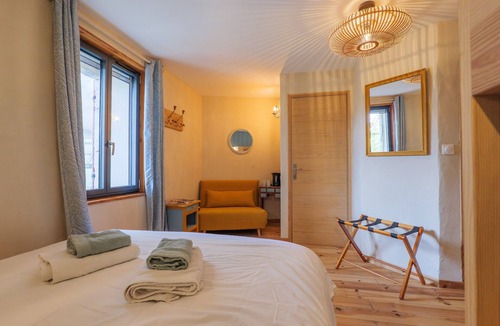 Saint-Remeze Bed & Breakfast | Guest Room “Sous l’Acacia” with Spacious Shared Courtyard and Wi-Fi