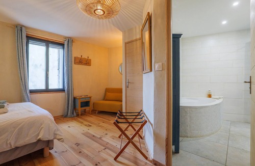 Saint-Remeze Bed & Breakfast | Guest Room “Sous l’Acacia” with Spacious Shared Courtyard and Wi-Fi