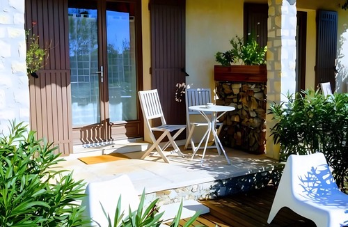 Gras Bed & Breakfast | Guest Room “Toucan” with Private Terrace, Wi-Fi, and Air Conditioning