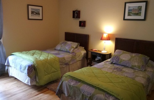 Pointe-de-Sainte-Foy House | guest room (twin)