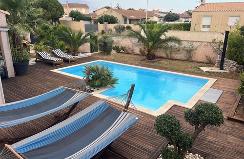 Vic-la-Gardiole Villa | Guest room with jacuzzi and sauna