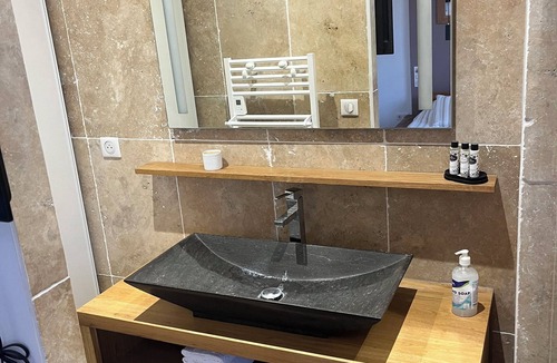 Vic-la-Gardiole Villa | Guest room with jacuzzi and sauna