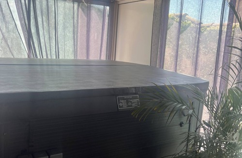 Vic-la-Gardiole Villa | Guest room with jacuzzi and sauna