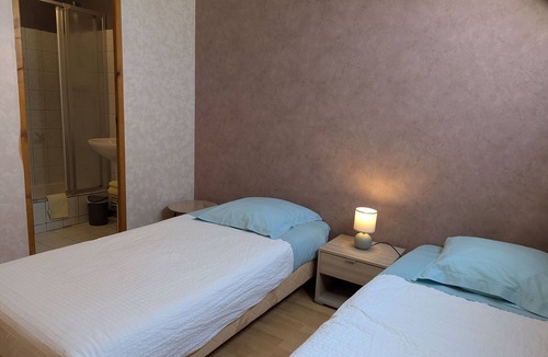 Gidy Bed & Breakfast | Guest room with private bath in Gidy