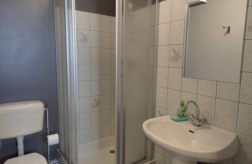 Gidy Bed & Breakfast | Guest room with private bath in Gidy