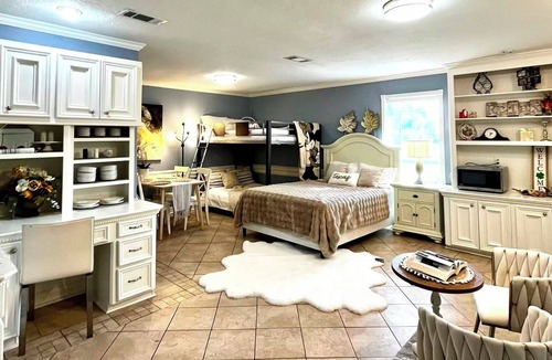 Katy House | Guest suite B - 1.2 mile to Katy Mills!