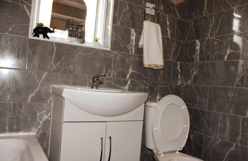 Eltham West Apartment | Guest suite