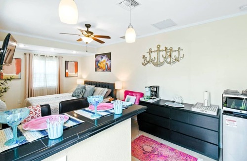 Palm Beach Gardens Apartment | GUEST SUITE TROPICANA | PRIVATE ENTRANCE | KING BED | SELF CHECK-IN | FREE PARKING | PGA