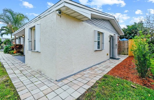Palm Beach Gardens Apartment | GUEST SUITE TROPICANA | PRIVATE ENTRANCE | KING BED | SELF CHECK-IN | FREE PARKING | PGA