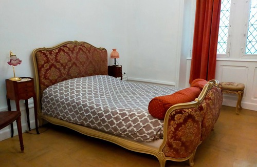 Saint-Geoire-en-Valdaine House | Guesthouse 'Room 4 - The Red Suite' with Shared Terrace and Garden