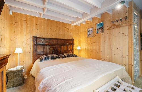 Pleudihen-sur-Rance Bed & Breakfast | Guesthouse 'La Cabane dans les charmes' with private terrace, shared garden and Wi-Fi