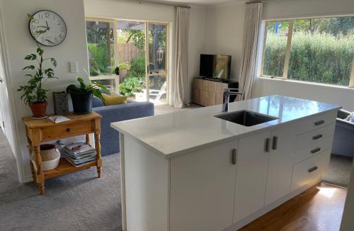 Papamoa Beach Apartment | Guesthouse in Papamoa Beach