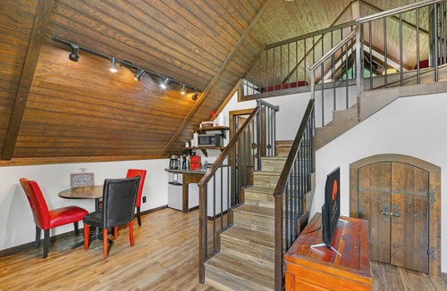 Gruene House | Guesthouse less than a mile from Gruene Hall! Sleeps up to 4! Private Hot Tub