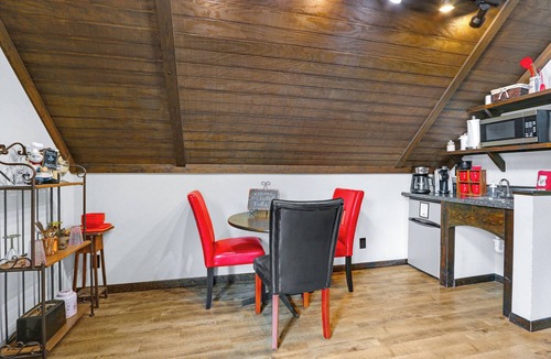 Gruene House | Guesthouse less than a mile from Gruene Hall! Sleeps up to 4! Private Hot Tub