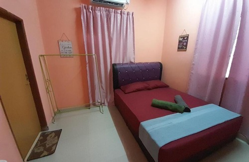 Kampung Padang Midin House | GUESTHOUSE MOKTEH