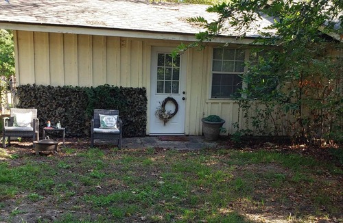 Montgomery House | Guesthouse on private property near Lake Conroe