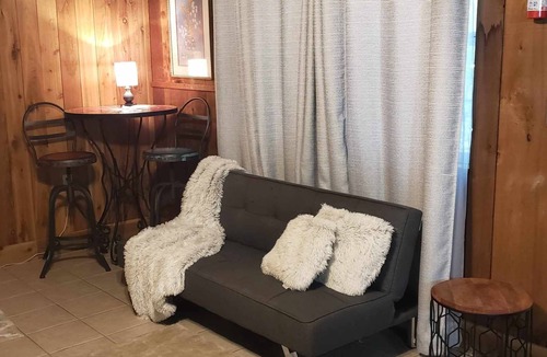 Montgomery House | Guesthouse on private property near Lake Conroe