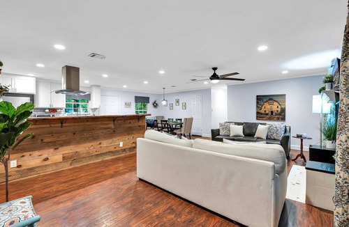 Waco House | Guesthouse with a Game Room! 17 min to Silos!