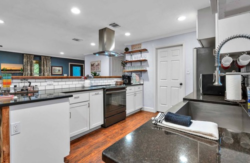 Waco House | Guesthouse with a Game Room! 17 min to Silos!
