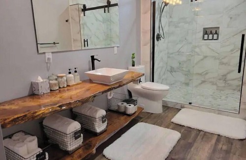 Fostoria House | Guesthouse with king bed and custom bathroom