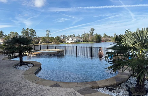Spring House | Guesthouse with Lakeview in The Woodlands: Pool, BBQ, Firepit, Bike, Paddle Boat