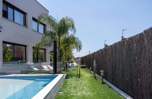 Masnou Apartment | GuestReady - April Rose Pool Apartments 2.7