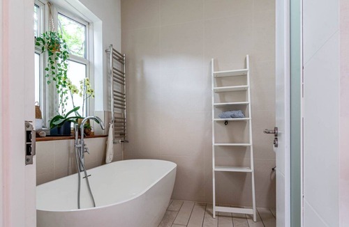 Hackney Wick House | GuestReady - Architect designed renovated bungalow