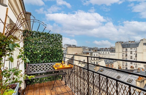 Quartier de Rochechouart Apartment | GuestReady - Balcony Apt Stay