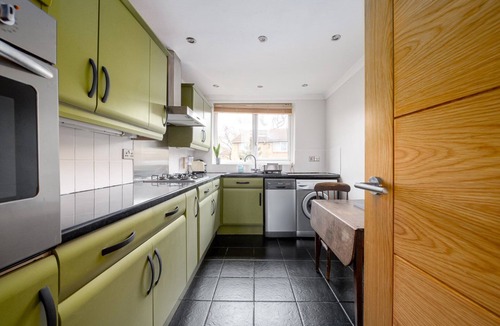 Nunhead Apartment | GuestReady - Balcony Nest London