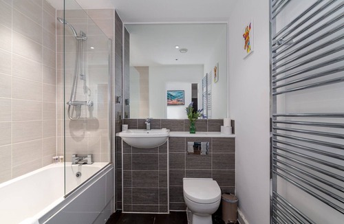 Woolwich Apartment | GuestReady - Blue essence with balcony in Woolwich