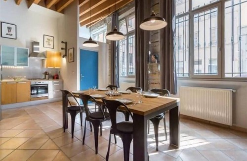 Griffon - Royale Apartment | GuestReady - bright and modern Croix-Paquet loft