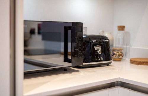 King's Park Apartment | GuestReady – Chic 2BR Flat in Hackney