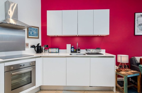 King's Park Apartment | GuestReady – Chic 2BR Flat in Hackney