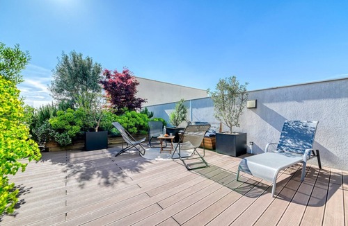 Stalingrad - Lamothe Apartment | GuestReady - Chic stay with jacuzzi and parking