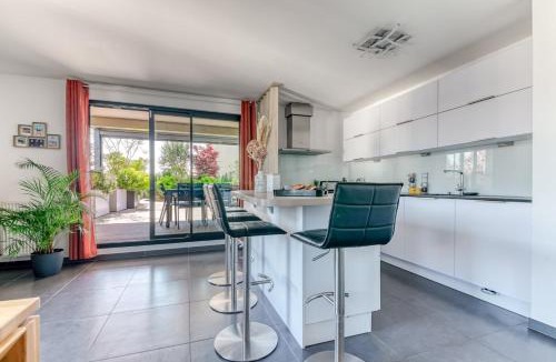 Lyon City Centre Apartment | GuestReady - Chic Stay with Jacuzzi and Parking