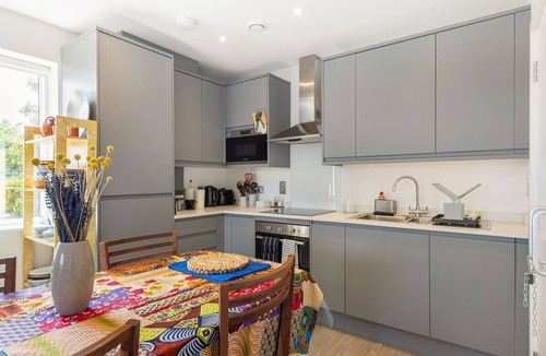 Walthamstow Apartment | GuestReady – Chic Walthamstow Stay with Balcony