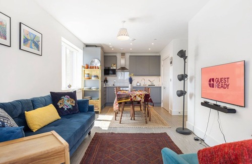Walthamstow Apartment | GuestReady – Chic Walthamstow Stay with Balcony