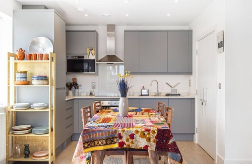 Walthamstow Apartment | GuestReady – Chic Walthamstow Stay with Balcony