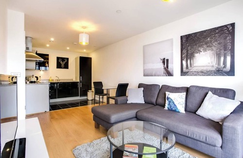 Peninsula Apartment | GuestReady - Comfort by the Thames