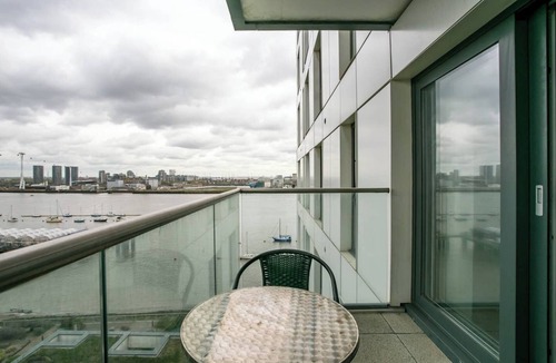 Peninsula Apartment | GuestReady - Comfort by the Thames