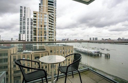 Peninsula Apartment | GuestReady - Comfort by the Thames