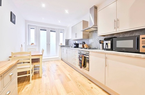 Southfield Apartment | GuestReady - Contemporary home in Chiswick