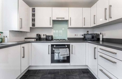 Niddrie Apartment | GuestReady - Edinburgh Elegant home