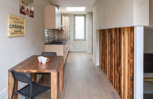 Chatham House | GuestReady Essential - Modern home with garden