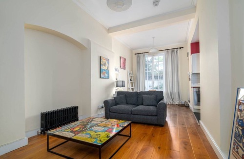 Camberwell Green Apartment | GuestReady - Former Pub Flat