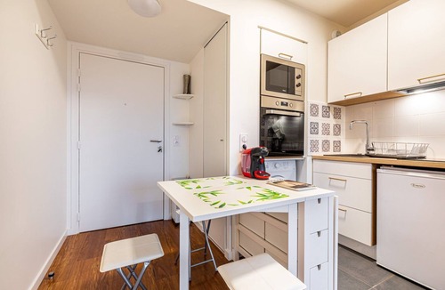 Les Puces de Saint-Ouen Apartment | GuestReady - Green sage near Bauer Stadium