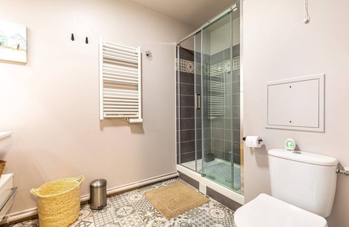 Les Puces de Saint-Ouen Apartment | GuestReady - Green sage near Bauer Stadium