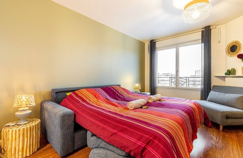 Les Puces de Saint-Ouen Apartment | GuestReady - Green sage near Bauer Stadium