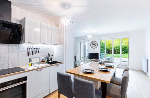 Bagneux Apartment | GuestReady - Modern, two gardens, 15mins Paris