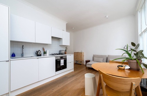 Victoria Apartment | GuestReady - Sleek & serene stay in Hackney